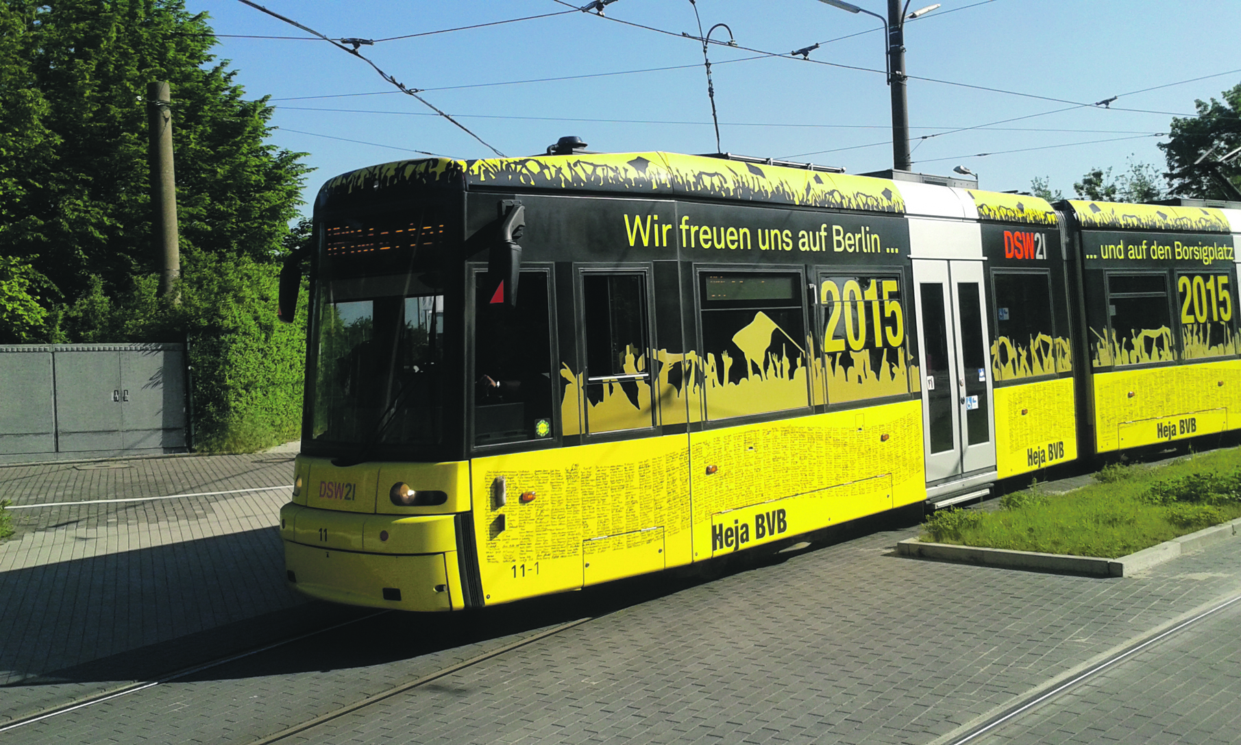 Verbundenheit mit der Stadt: Neben der BVB-Bahn werden in Zukunft bunte Busse durch die Stadtbezirke fahren.
