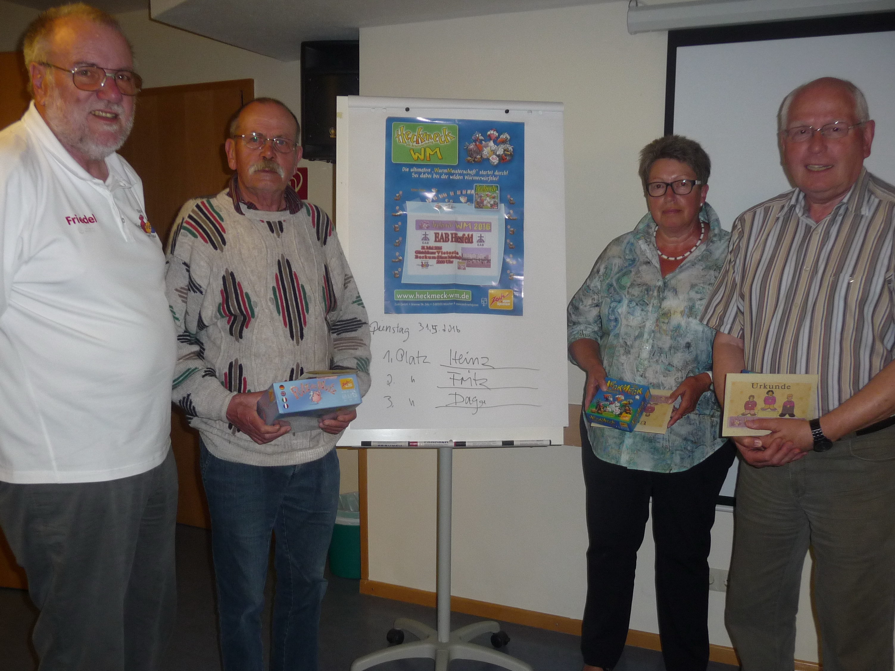 Alles im Eimer: Friedel Hoffmann vom Spielekreis HIESPIELCHEN, Sieger Heinz Eilers, die Dritte Daga Fluck und den Zweiten Fritz Hellwig. Foto: privat