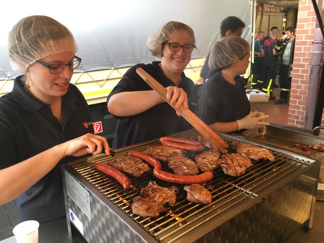 Maria, Hannah und Fabienne am Grill für die Feuerwehr.