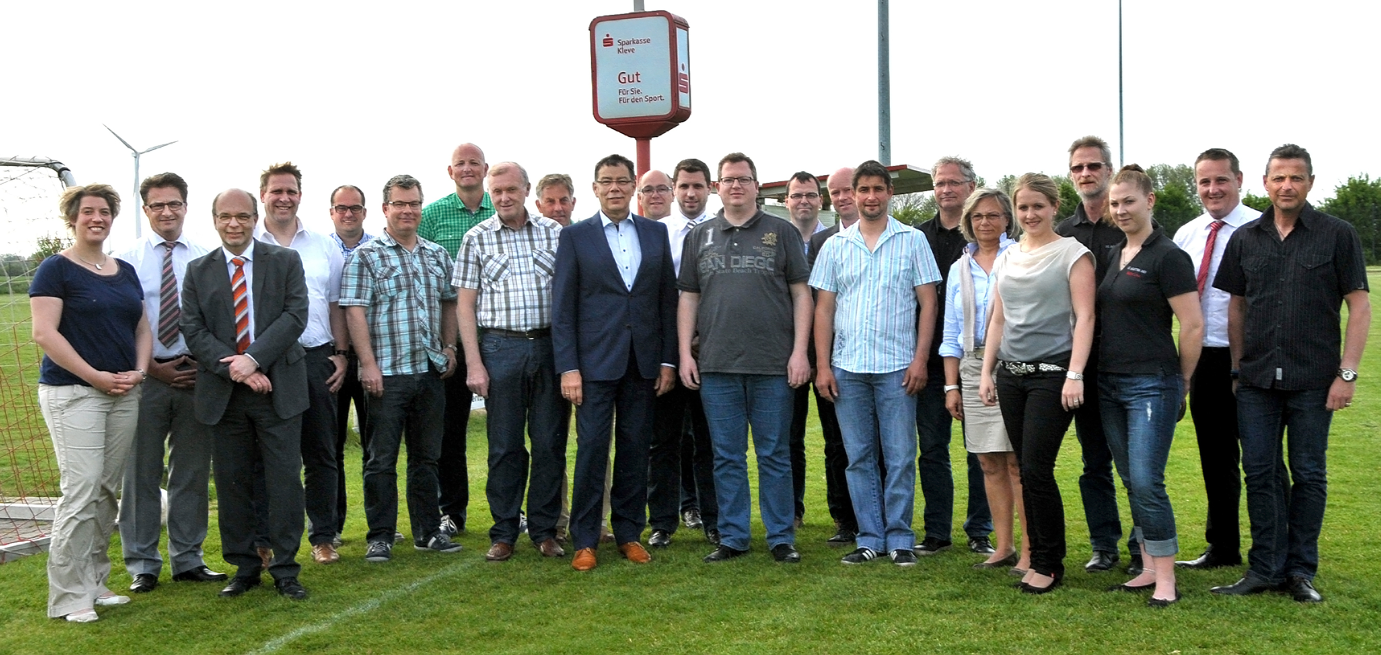 Spendenübergabe der Sparkassenstiftung an Bedburg-Hauer, Kalkarer und Uedemer Sportvereine durch Kuratoriumsmitglied Karl Heinz van Holt und die Stiftungsvorstände Rudi van Zoggel und Ludger Braam.