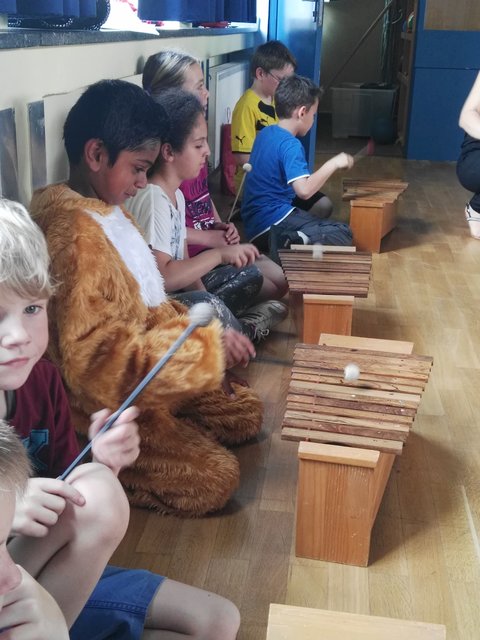 Supersauber hat ihr eure Begleitung gespielt". Die Musiker an den Instrumenten durften sich über ein dickes Lob ihrer Lehrerin freuen.