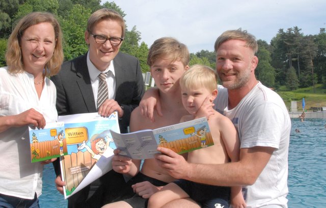 Der neue Ferienpass wurde jetzt im Freibad in Annen von Andrea Hold vom Jugendamt und neue Ferienspiel-Koordinatorin sowie Stadtwerke-Geschäftsführer Andreas Schumski vorgestellt. Ingo Holländer und seine Söhne Fynn (13) und Luka (4) nutzten die Gelegenheit, den Pass schon mal zu studieren.