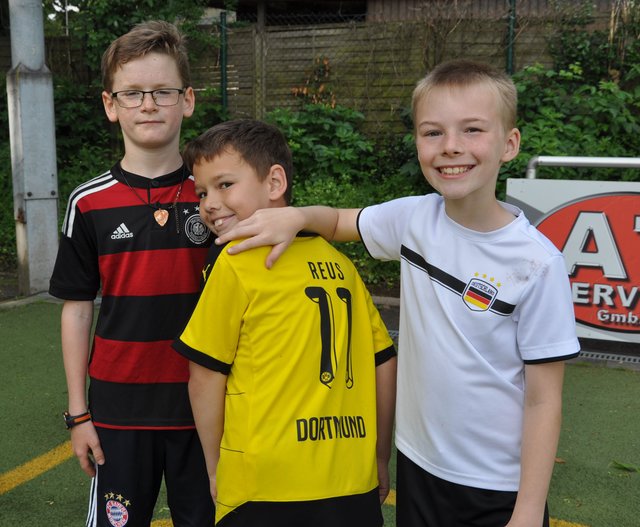 Jonas, Maximilian und Leon sind optimistisch, dass das Unternehmen Europameisterschaft gelingen wird. Vor allem der Neunjährige Max findet es sehr schade, dass sein großes Idol Marco Reus in Frankreich nicht mit dabei ist.