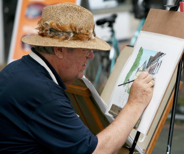 Beim Künstlermarkt kann man oft auch den Künstlern bei ihrer Arbeit über die Schulter gucken. | Foto: Stadt Hilden/Klaus Helmer/Archiv