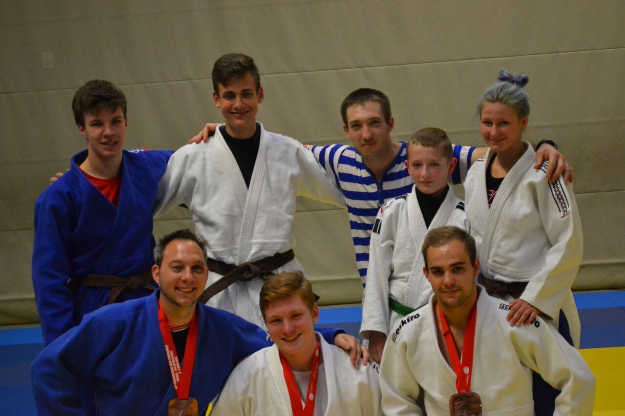 Die drei Medaillengewinner des LSV Judo beim Internationalen Turnier in Venray. Vorne v.l. Axel Hadac, Jerome Schröer und Mirko Püntmann.