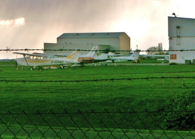 Als Flugpiste für kleinere Flugzeuge und insbesondere die Rechte des Segelflugvereins würde auch weniger als die Hälfte der Fläche dees heutigen Regionalflughafens ausreichen.