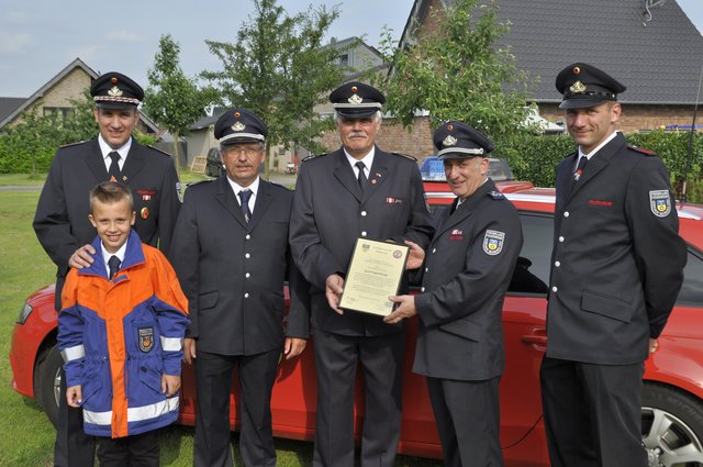 Der langjährige Leiter der Freiwilligen Feuerwehr Bedburg-Hau, Josef Ingenhaag, wurde in die Alters- und Ehrenabteilung verabschiedet. (V.l.n.r: Marc Ingenhaag, Luca Ingenhaag, Klaus Elsmann, Josef Ingenhaag, Stefan Veldmeijer und Frank Ingenhaag).