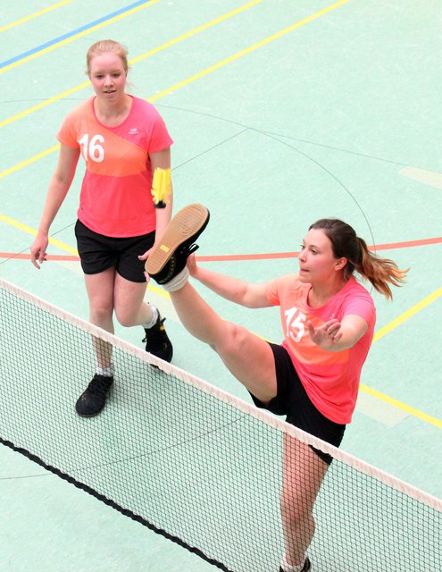 Franziska Oberlies und Lina Marie Kurenbach von Flying Feet Haspe hatten als einziges Damendoppel einen schweren Stand. (Foto Karsten-Thilo Raab)