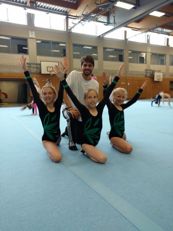 Trainer Philipp Sickora mit Pia, Lilly und Maria