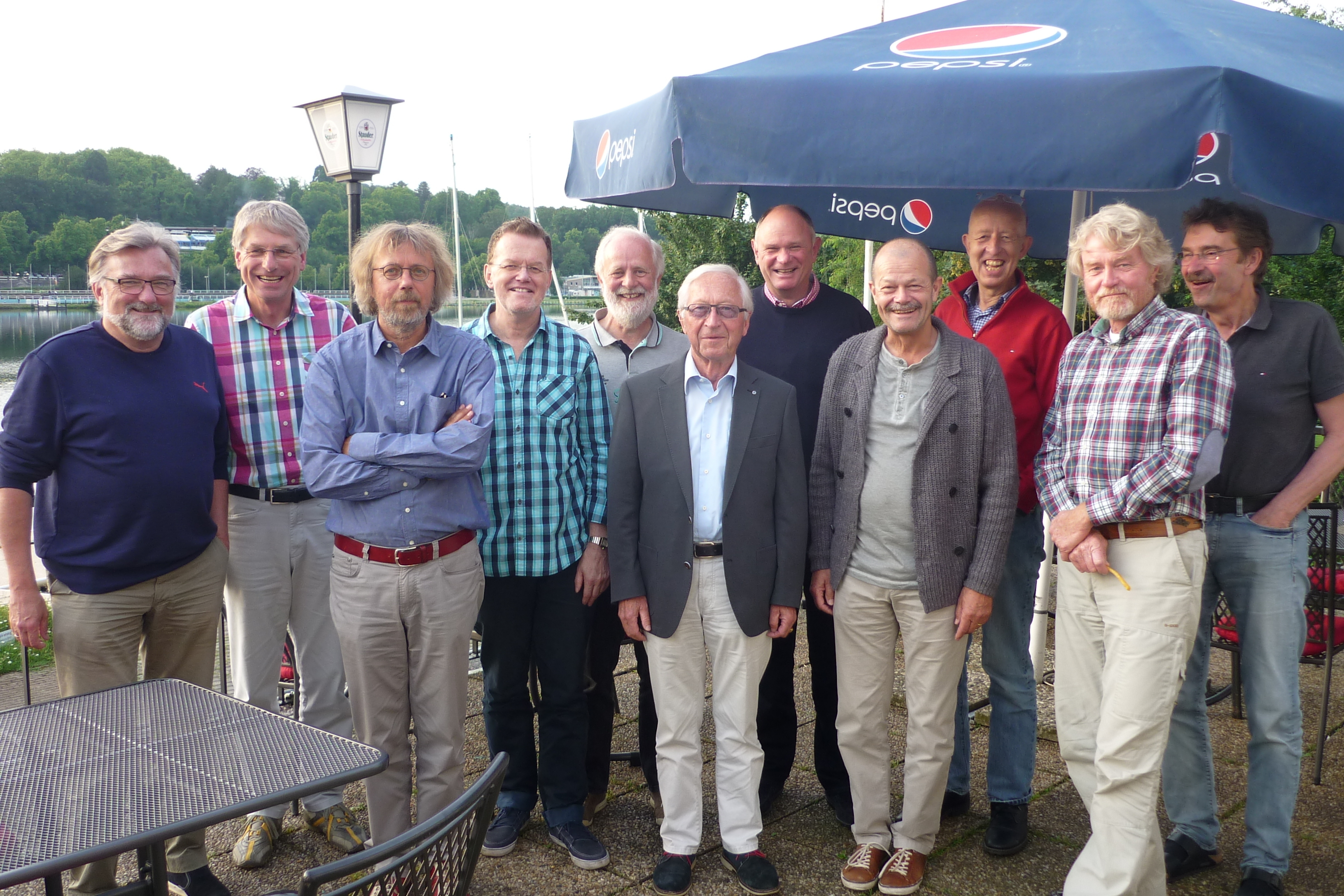 Klassentreffen im EWRC (v.l.): Jörg A.E. Heimeshoff, Rainer Zander, Eugen Schneider, Dieter „Karl“ Sabel, Alfred „Schotte“ Höltgen, Rudolf „Rudi“ Müller-looking younger than ever-, Dietbert „Huffi“ Huffmann, Friedhelm „Timo“ Brockhaus, Ludger Claßen, Dirk Schwalenberg-Angenendt und Walter „Waller“ Hein.