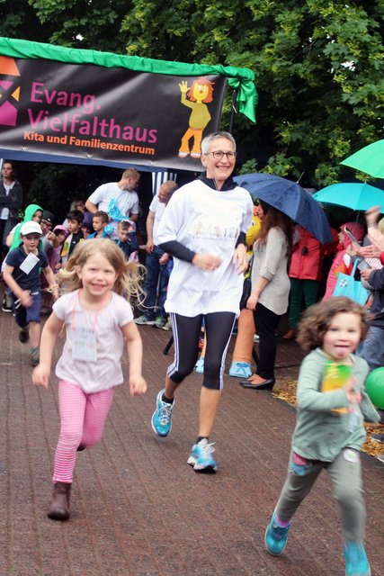 ...auch Superintendentin Marion Greve absolvierte mit den Kindern einige Runden für den guten Zweck. (Pressefotos: Vielfalthaus)