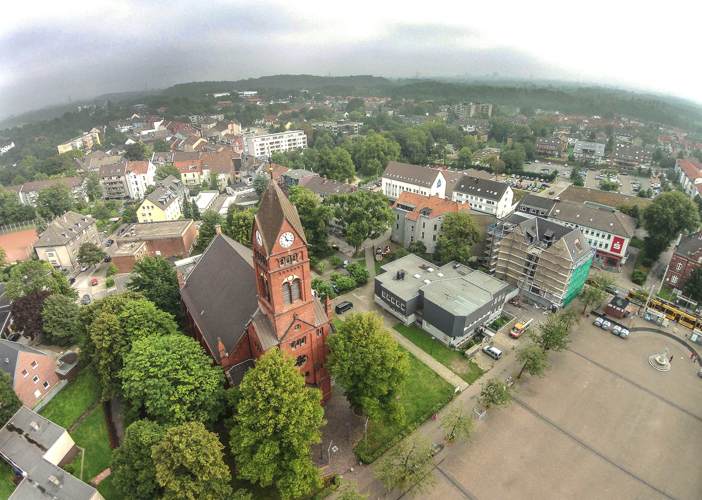 Vor dem Bergmannsdom in Katernberg darf während des Reformationstages am 31. Oktober auf dem Marktplatz geparkt werden.