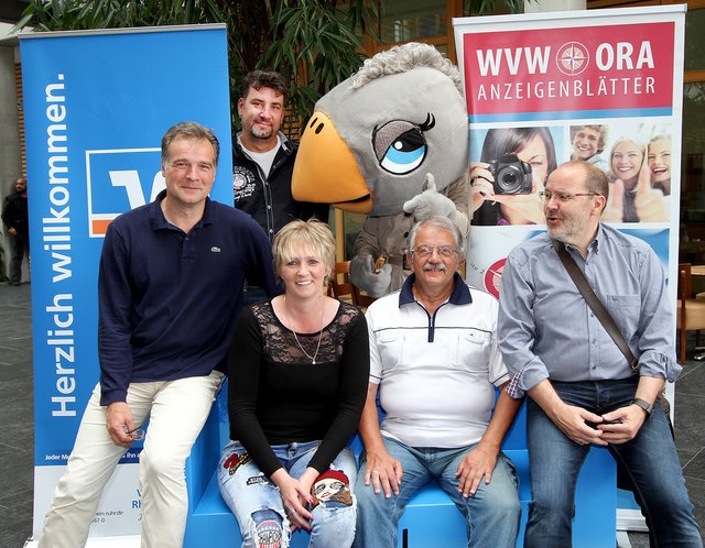 Gut gelaunt für die gute Sache: (v.l.) Andreas F. Becker, Marc Körner, Sarah Spielhagen, Agentin Schlaumeise, Detlef Pielka und Ludger Mertmann.