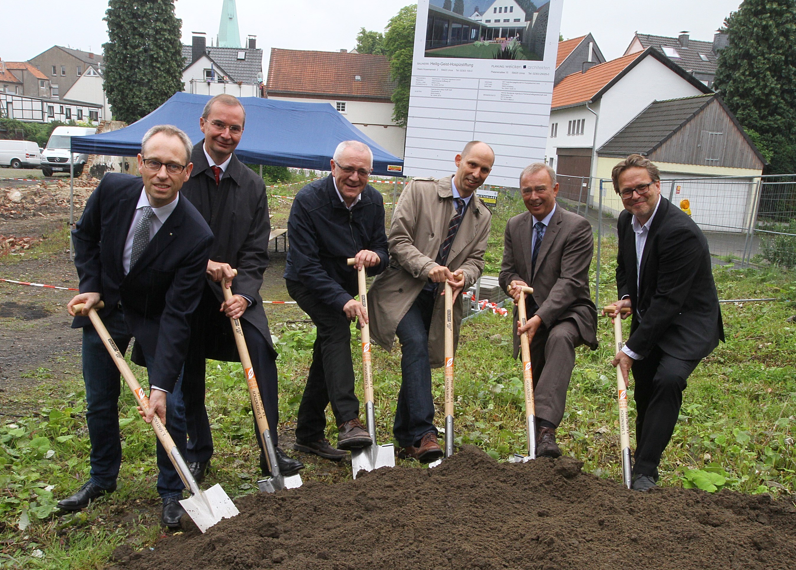 Die Bauarbeiten beginnen (v.l.): Guido Ponto, Vorsitzendes des Verwaltungsrats Katharinen Hospital, Prof. Dr. Klaus Weber, Vorsitzender Stiftung Heilig-Geist-Hospiz, Georg Birwer, Pfarrer der Katharinen-Gemeinde Unna, Christian Larisch, Geschäftsführer Katharinen Hospital, Bürgermeister Werner Kolter und Architekt Christian Weicken.