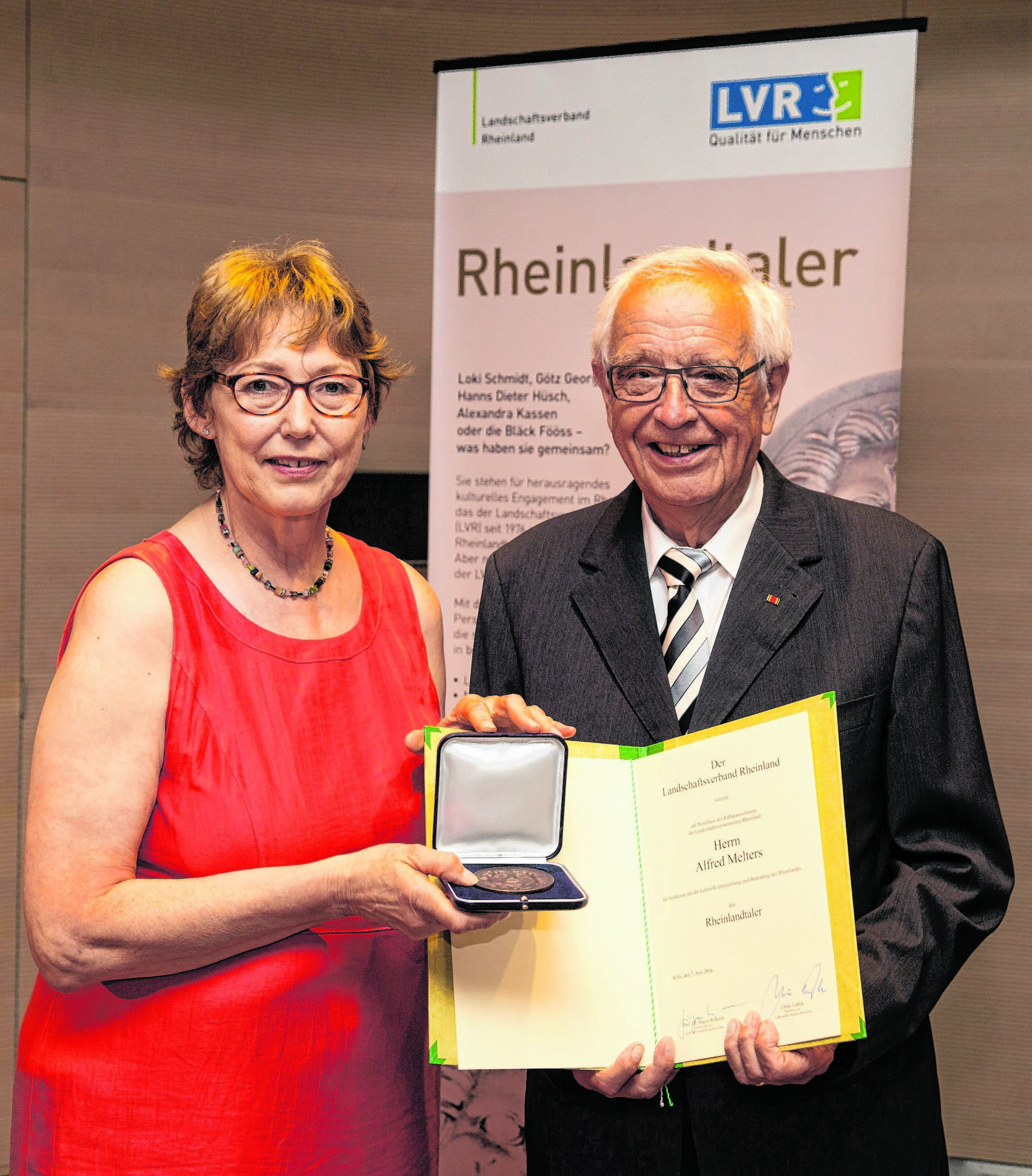 Karin Schmitt-Promny, stellvertretende Vorsitzende der Landschaftsversammlung Rheinland, überreicht die Auszeichnung an Alfred Melters.