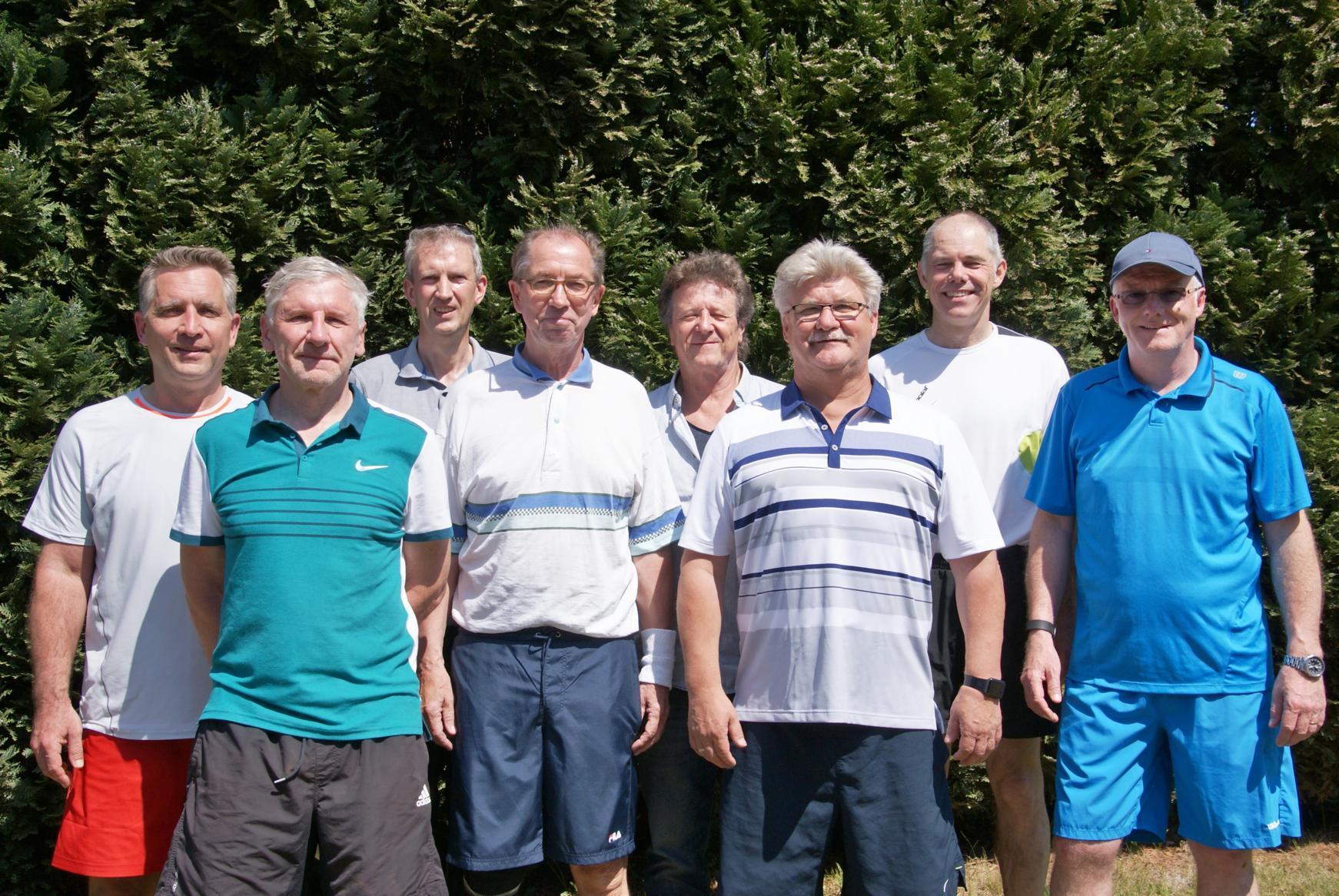 Meister der Bezirksliga und damit Aufsteiger zur Ruhr-Lippe-Liga, die Herren 55 des TC Grün-Weiß Bochum. Von li., hintere Reihe: Joachim Klinner, Andreas Schier, Horst Britscho, Tilmann Kornadt, vordere Reihe, v. li. Ulrich Hempel, Udo Reschke, Günter Dombrowski, Ralf Bartkewitz, es fehlen Ulrich Träger, Dieter Rausch, Heinz Munck.