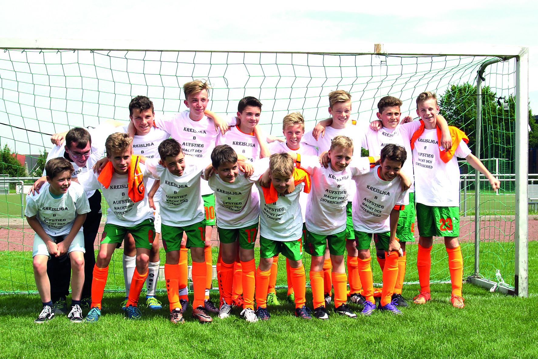 Die jubelnden U11-Kicker der JSG in ihren Meister-Shirts.