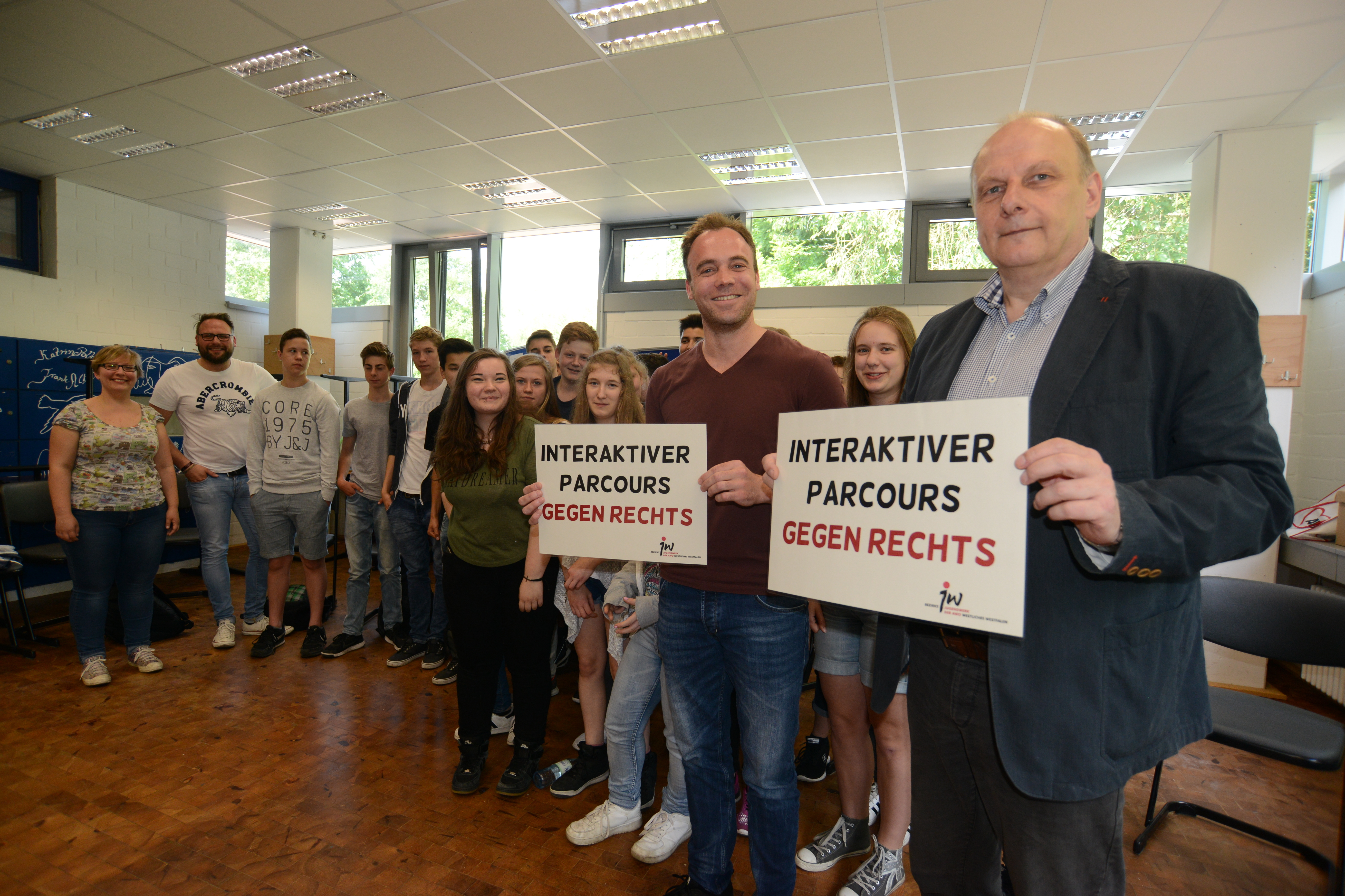 Zwei Tage lang setzen sich Schüler des Jahrgangs 9 der Gesamtschule Wulfen mit dem Thema Rechtsextremismus auseinander und lernen dort, wie sich Rechtsextreme zu erkennen geben und wie sie darauf verantwortungsvoll reagieren müssen. Ingo Gerle, Beratungslehrer der Jahrgänge 9 und 10 (r.) und Christian Krebs vom Jugendamt der Stadt Dorsten (2.v.r.) haben den Parcours gegen Rechts organisiert.