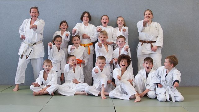 Lernen sich mit Respekt angemessen zu behaupten. Die Stopp-Regel bringt selbstbewusste Kids durch den Schulalltag.