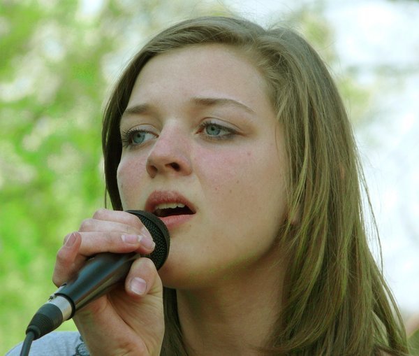 Recklinghäuserin Marie Angerer ist schon als Straßenmusikerin und bei Hochzeiten aufgetreten.