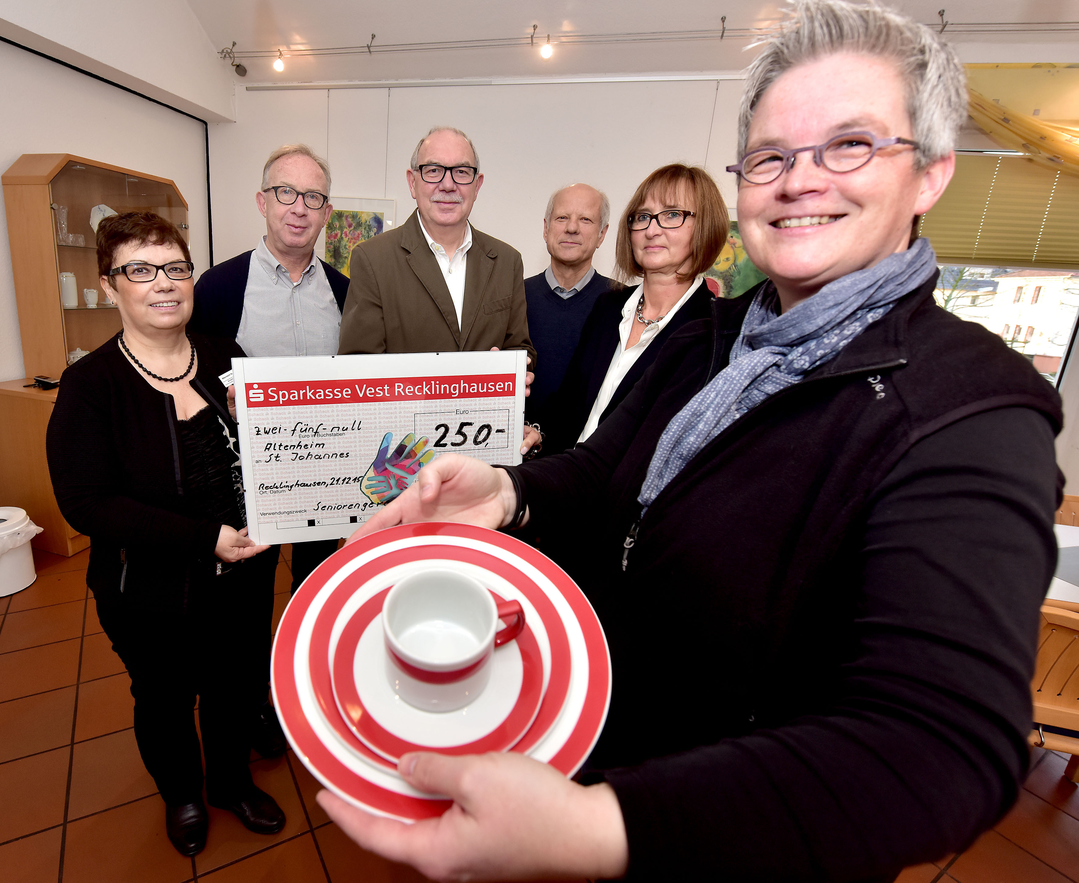 Die Liebfrauenstiftung übergab eine Spende an das Altenheim St. Johannes in Suderwich (v.l.): Annette Klingbeil, Wolfgang Pantförder, Hans-Georg Bachem, Norbert Pott, Ulrike Wölk und Anka Heining.