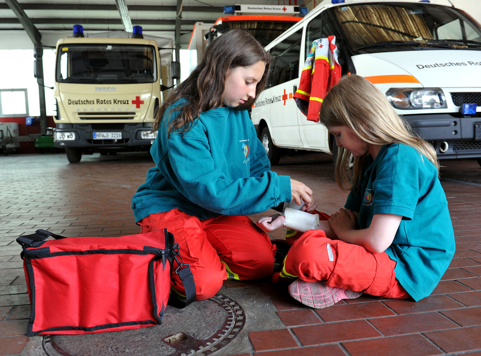 Michelle kennt sich aus im Sanitätsdienst. Die 14-Jährige ist ebenso wie Schwester Amelie (10) Mitglied im Jugend-Rot-Kreuz. Das fachgerechte Anlegen eines Druckverbandes ist für die beiden kein Problem.