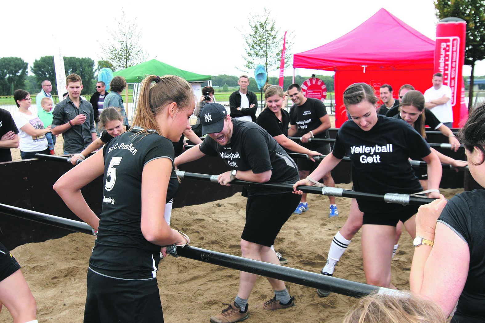 Sechs Herren- und zwei Frauen-Teams gehen auf Torejagd.