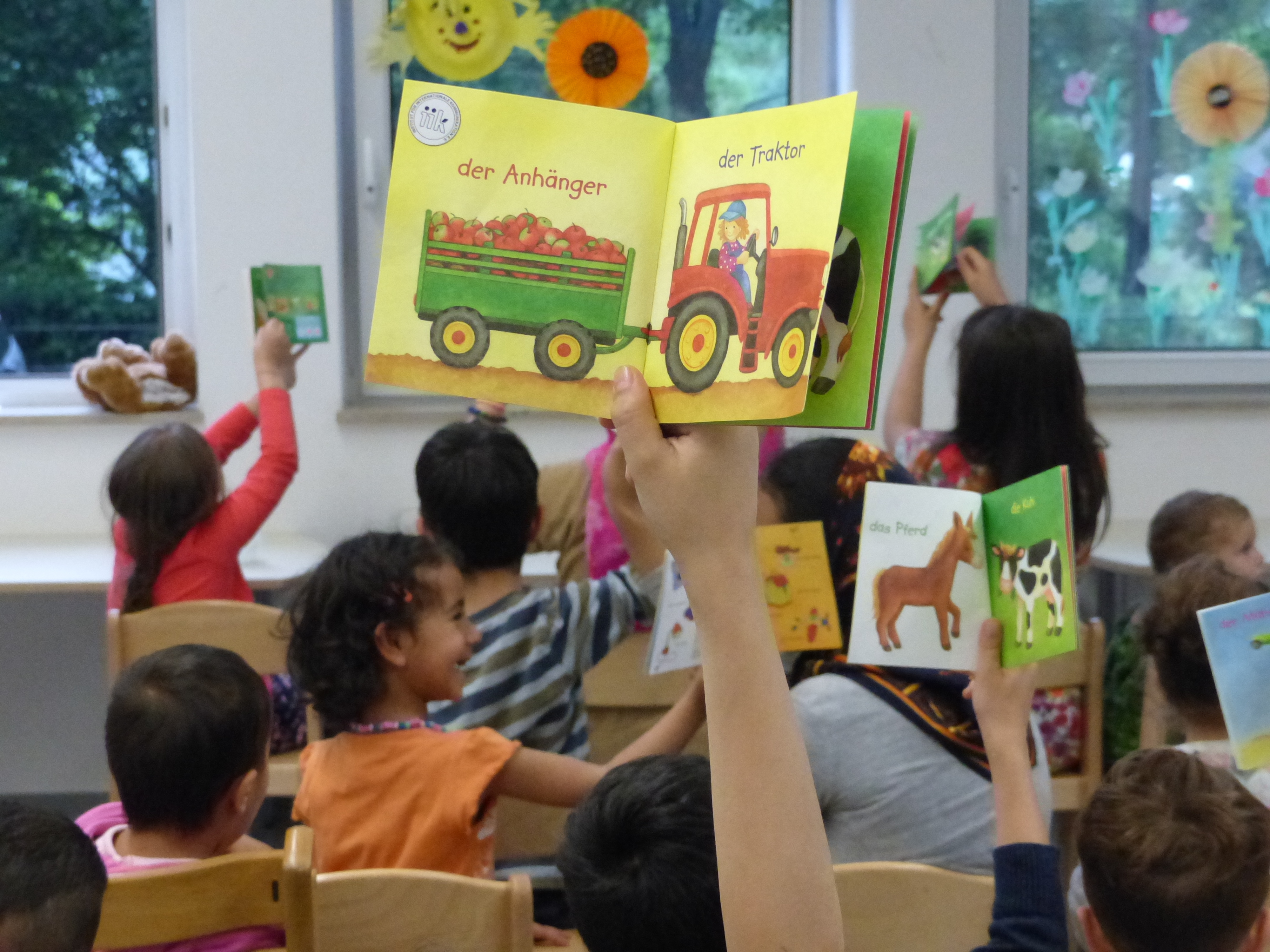 Stolz halten die Kinder ihre neuen Bücher in den Händen.