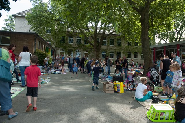 Richtig was los war am Flohmarkttag auf dem Schulhof der Schlossschule. Pro Decke waren drei Euro fällig, das Geld fließt in die Zirkuskasse.