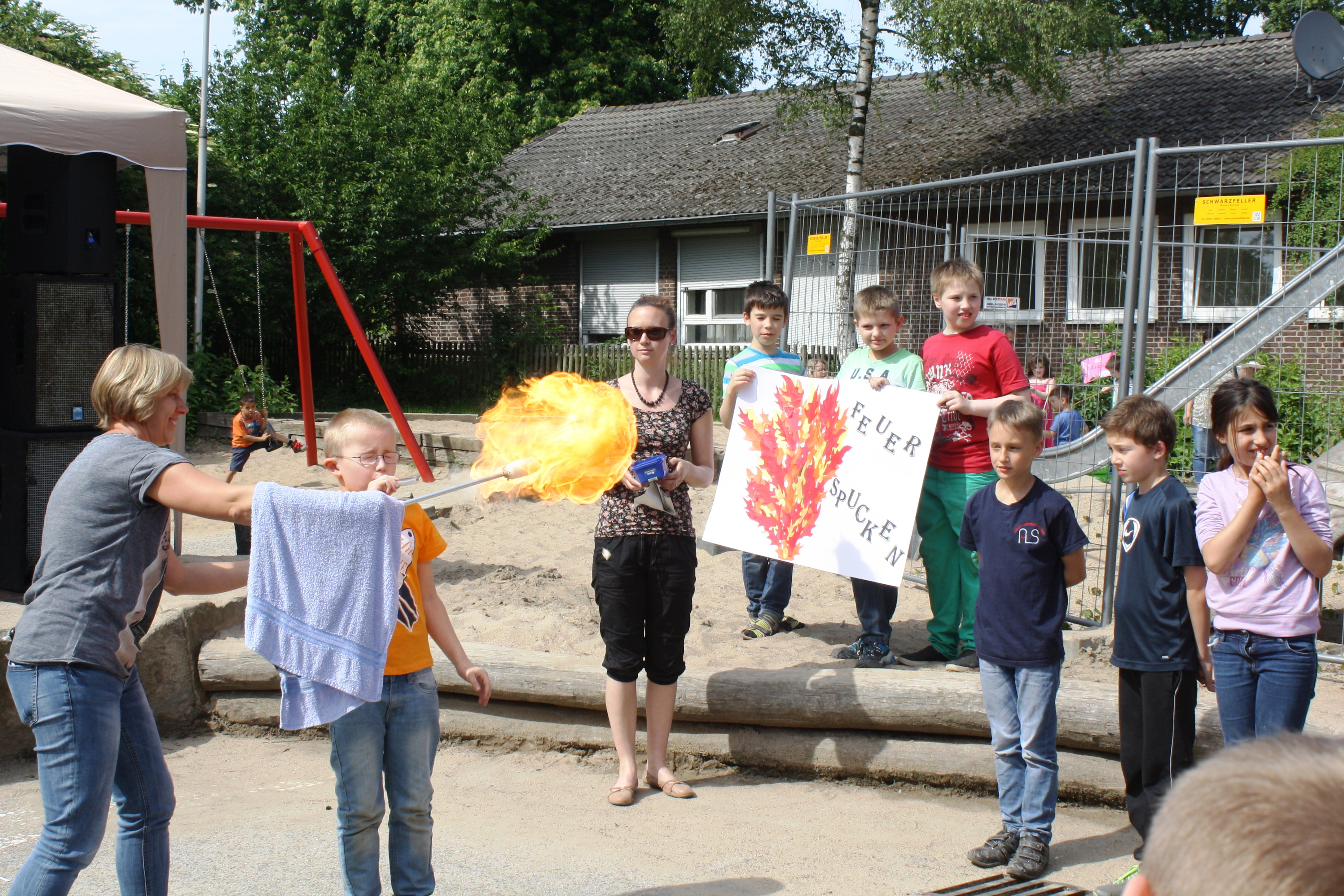 Die Feuerspucker zogen beim Schulfest der Albert-Liebmann-Schule die Blicke aller auf sich.