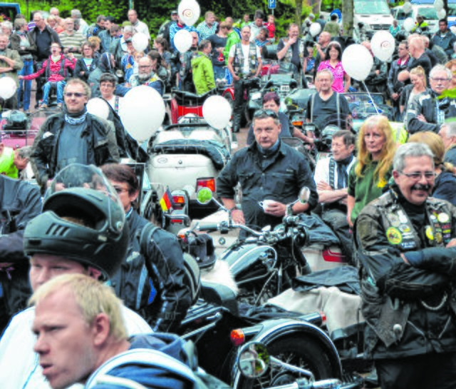 Ganz schön was los in Sonsbeck: Viele Biker kommen zum „Jumborun“ und nehmen an der Ausfahrt am Niederrhein teil. Auch die Mitfahrer freuen sich schon darauf, dass ihnen der Wind um die Nase weht.