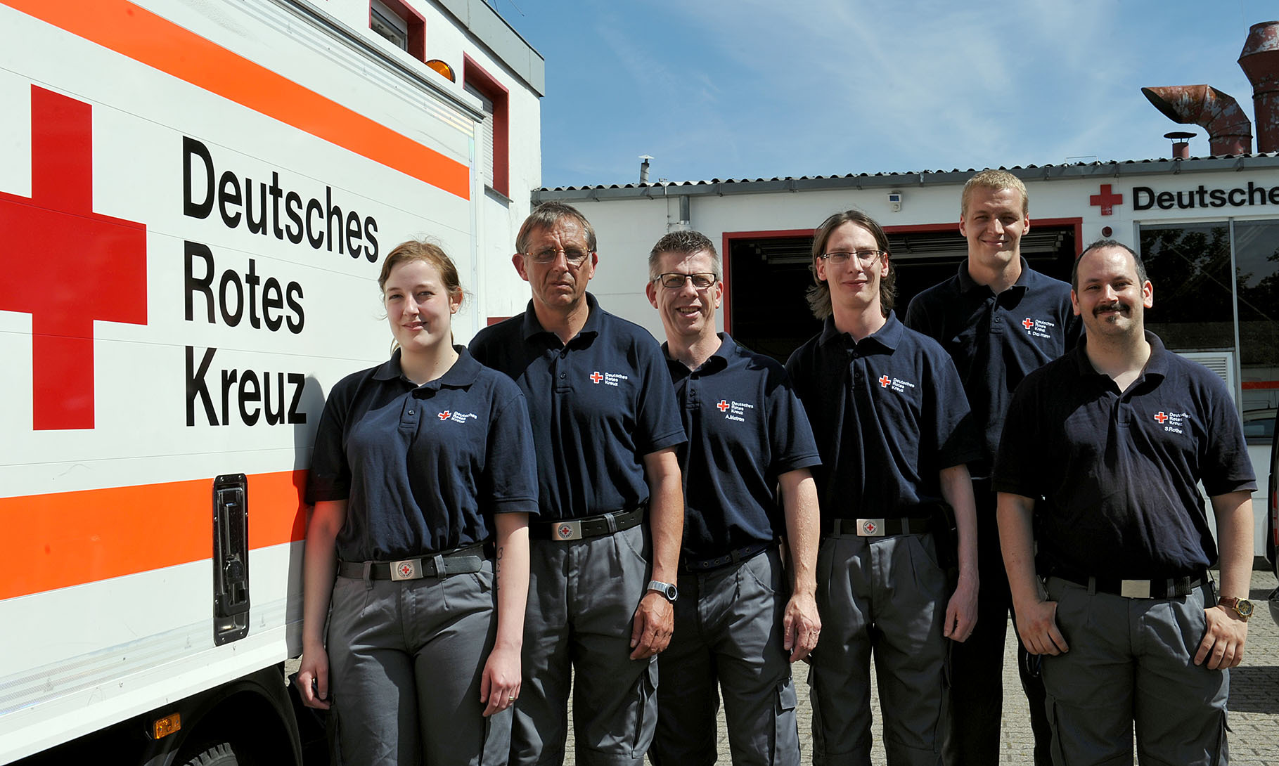 Monique, Norbert, Andreas, Matthias, Sascha, Sven (v.l.) gehören der DRK-Bereitschaft Essen-Bochold an. Für den Tag der offenen Tür am kommenden Sonntag hoffen sie auf volles Haus auf dem Gelände am Wolfsbankring 5a.
Fotos (2): Debus-Gohl