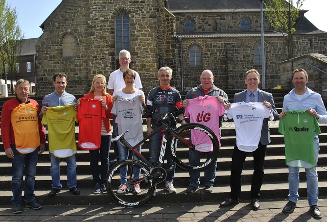 Sie bringen die Räder in Lembeck zum rollen: Franz Droste, Bruno Scrocco, Christel Heiming-Mechlinski, Michael Zurhausen Veranstalter), Jutta Büser, Ludger Zens, Udo Cosanne, Hubertus Rekers und Frank Lensen. Foto: Olaf Hellenkamp