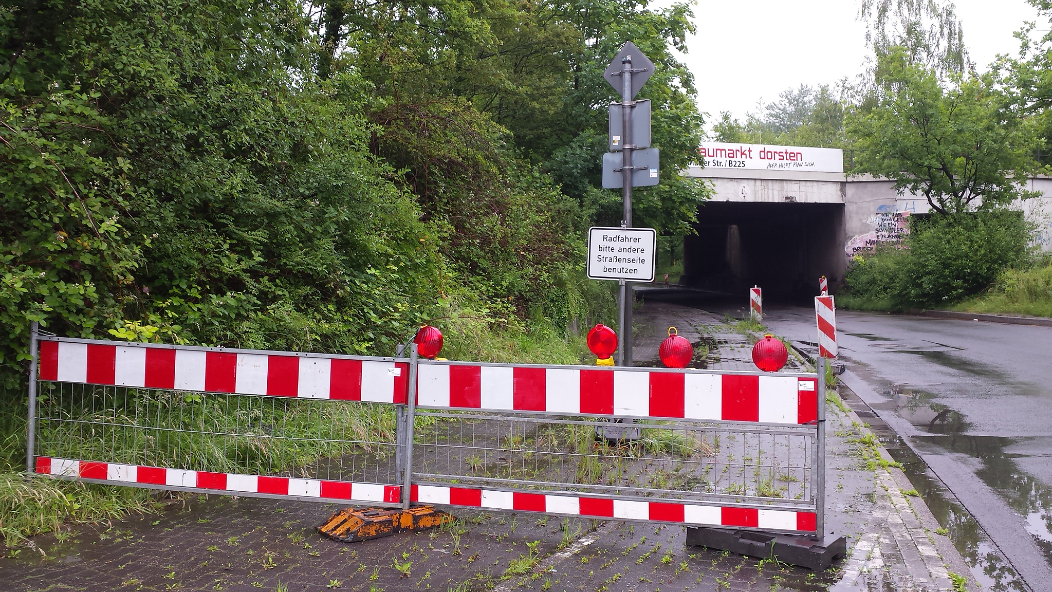 Der Radweg ist auf der linken stadtauswärts führenden Straßenseite bereits seit längerem gesperrt. Nun soll die gesamte Brückenkonstruktion abgerissen werden. Fotos: Borgwardt