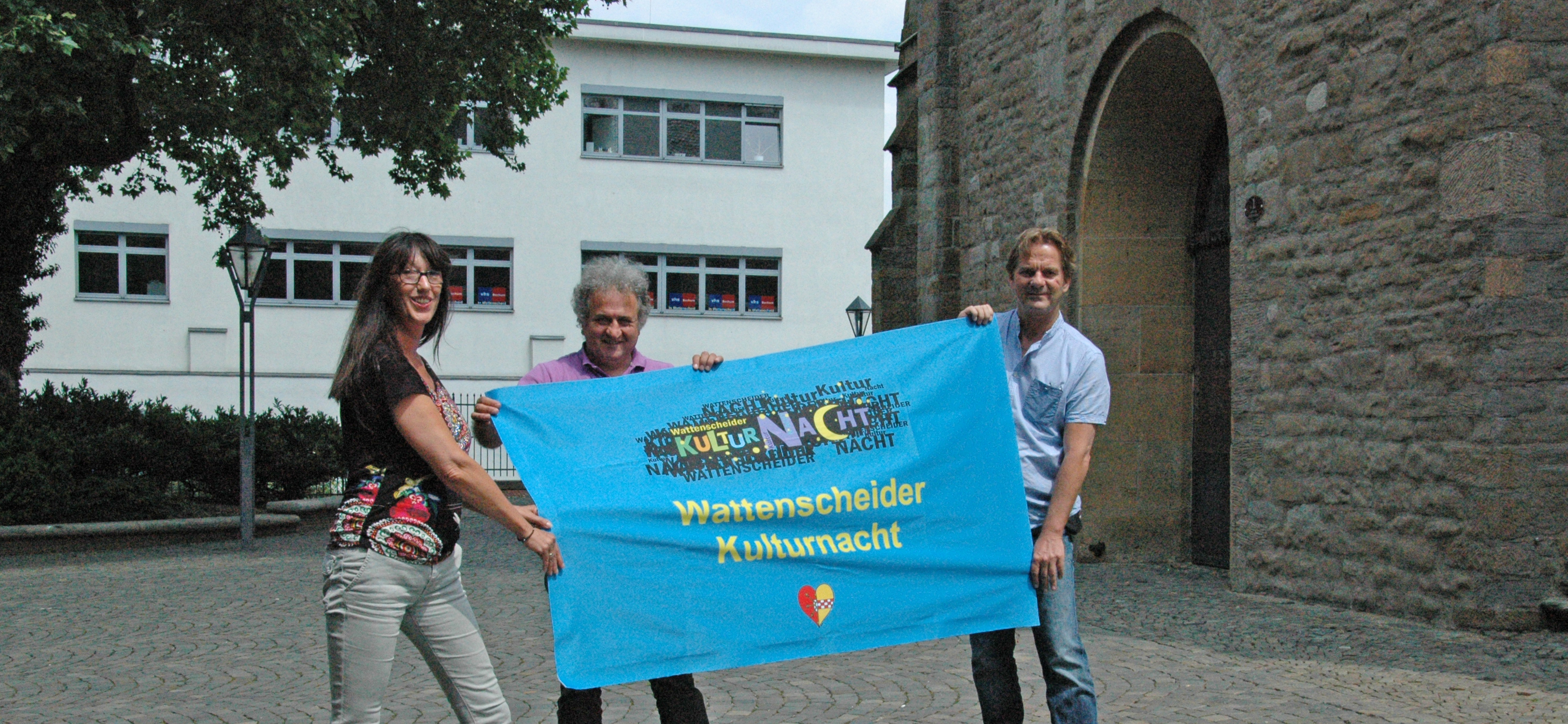 Petra Jahn, stellvertretende Leiterin der Bochumer VHS, Mustafa Calikoglu, Leiter des CentrumCultur der AWO, und Bertram Frewer (v. l.), Programmleiter des Bochumer Kulturbüros, freuen sich auf die neunte Wattenscheider Kulturnacht am kommenden Freitag, 17. Juni.