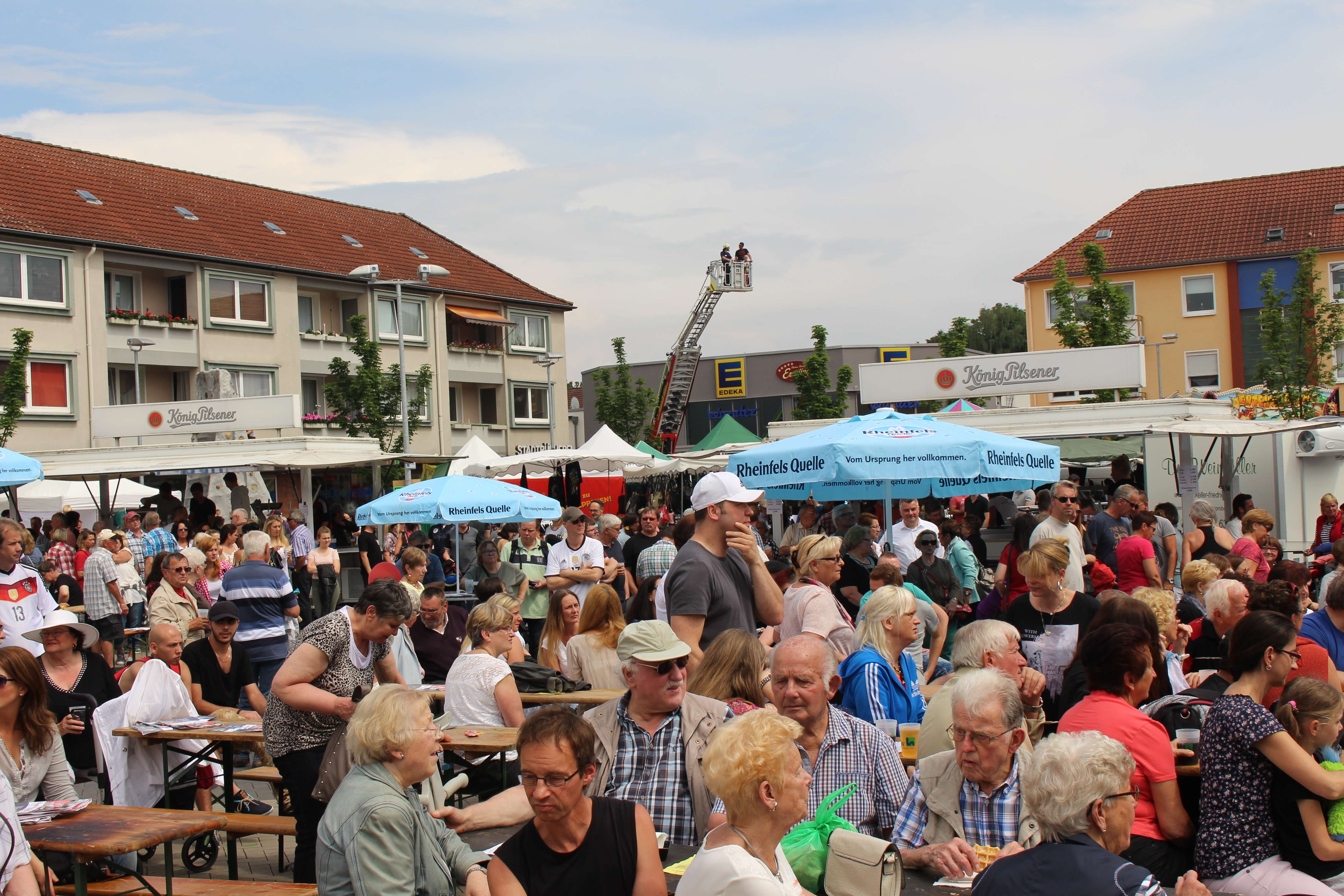 Massig was los war beim ersten Dorffest auf dem neuen Marktplatz in Friedrichsfeld. Foto: Birgit Kerschel