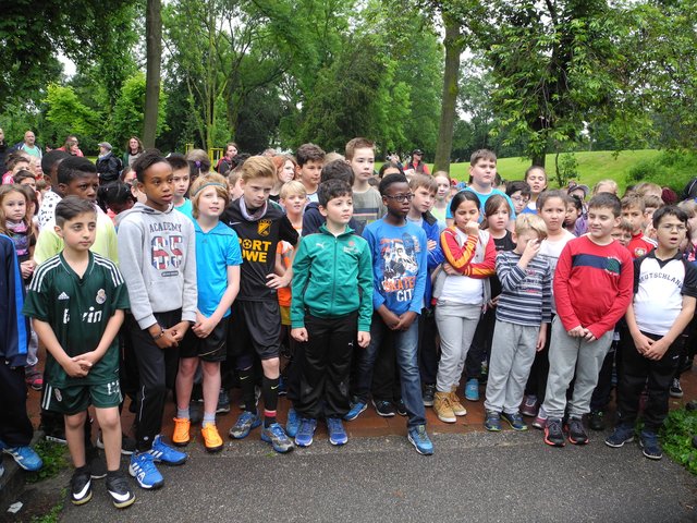 Auf die Plätze! Fertig! Los.... Herder-Grundschüler vor dem Sponsorenlauf... Fotos: Schattberg