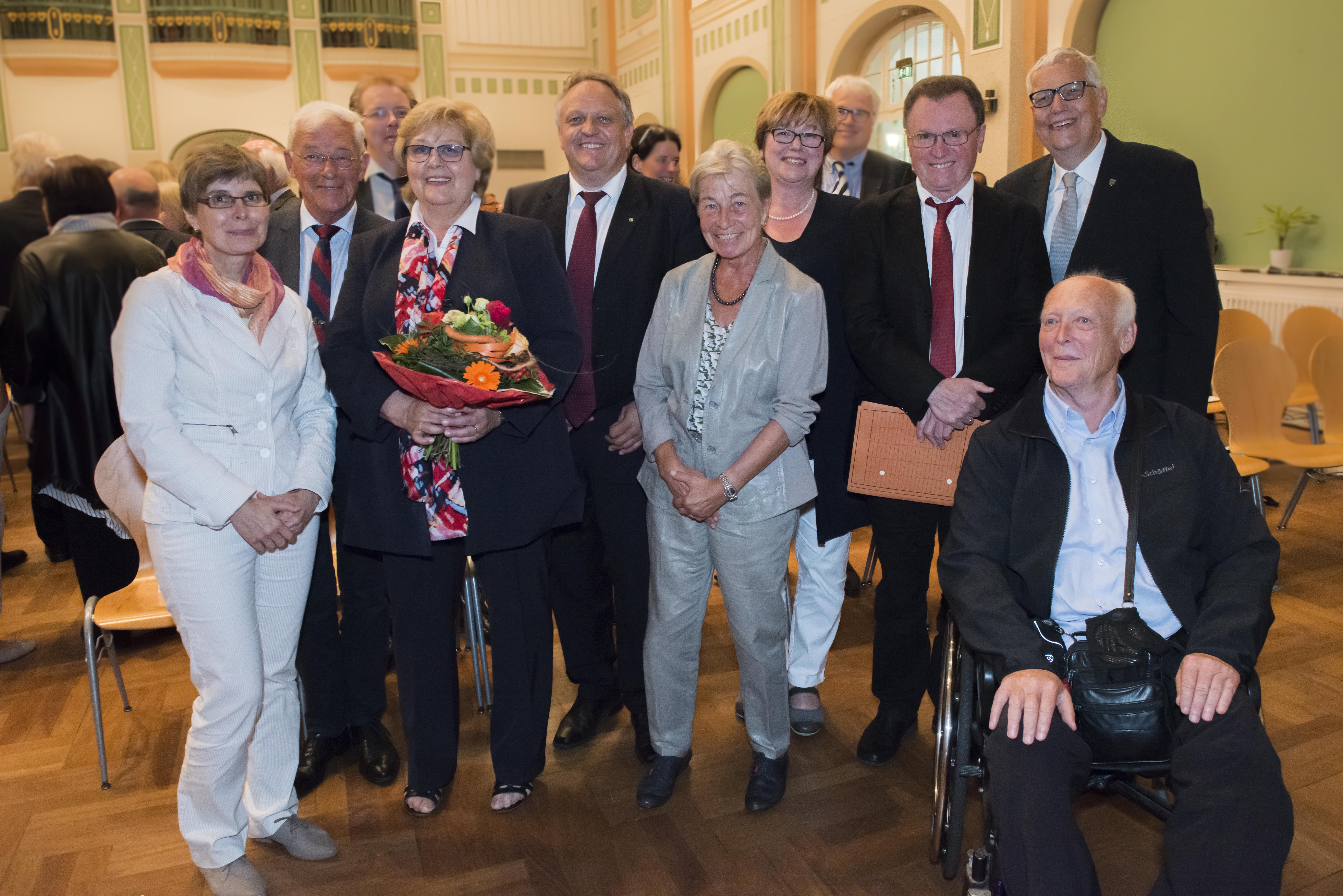 Alle wollten "Tschüss" sagen (v.l.n.r.): Martina Wenzel-Jankowski (LVR-Dezernentin), Peter Hohl (Vorsitzender Krankenhausausschuss 4), Dr. Marie Brill (Ärztliche Direktorin LVR-Klinik Bedburg-Hau), Stephan Lahr (kaufmännischer Direktor LVR-Klinik Bedburg-Hau), Christa Kreuzhof (ehemalige Pflegedirektorin LVR-Klinik Bedburg-Hau), Beate Ernesti (stellv. Personalratsvorsitzende LVR-Klinik, Peter Brill (Ehemann), Bürgermeister Peter Driessen und Alexander Eckert (ehemaliger Ärtzlicher Direktor LVR-Klinik Bedbur