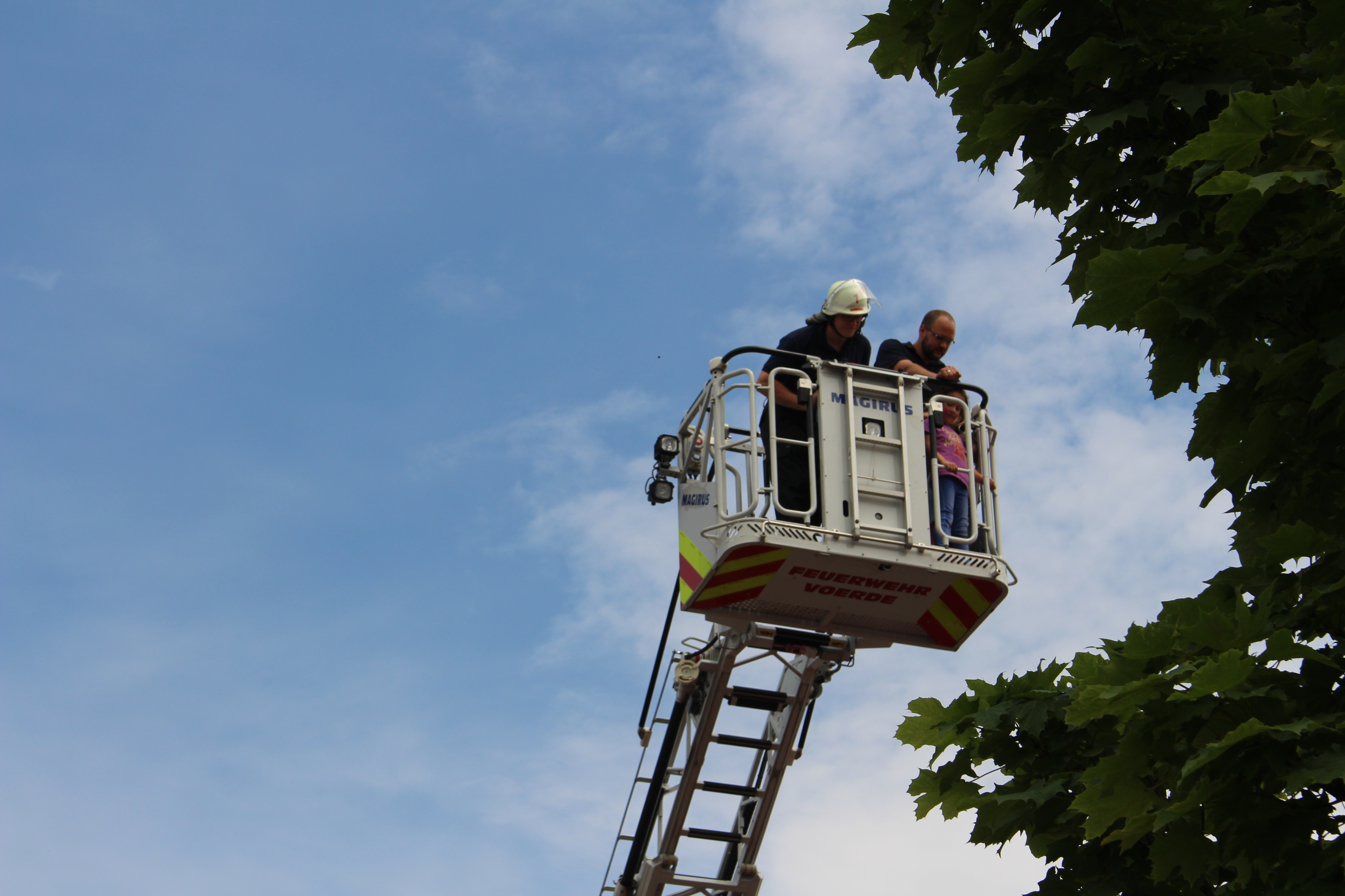 Beim diesjährigen Dorffest ging es auch dank der Freiwilligen Feuerwehr hoch hinaus und ....