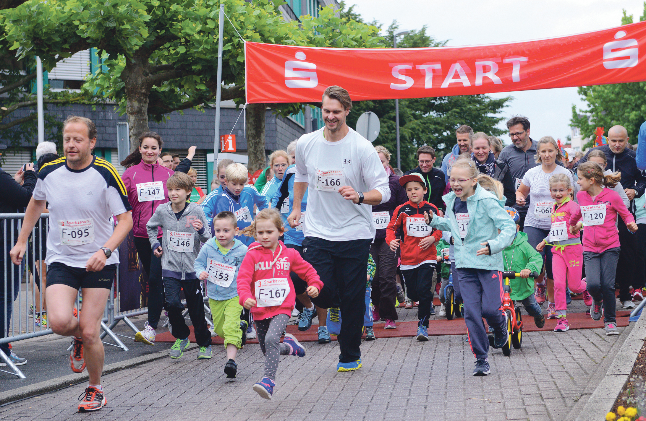 Wieder sind am Freitag, 24. Juni, mit dem Bambinilauf, dem Familienlauf und dem Sparkassenlauf insgesamt drei Strecken ausgeschrieben, die über 400 Meter, 900 Meter und 10 Kilometern durch die Innenstadt führen.