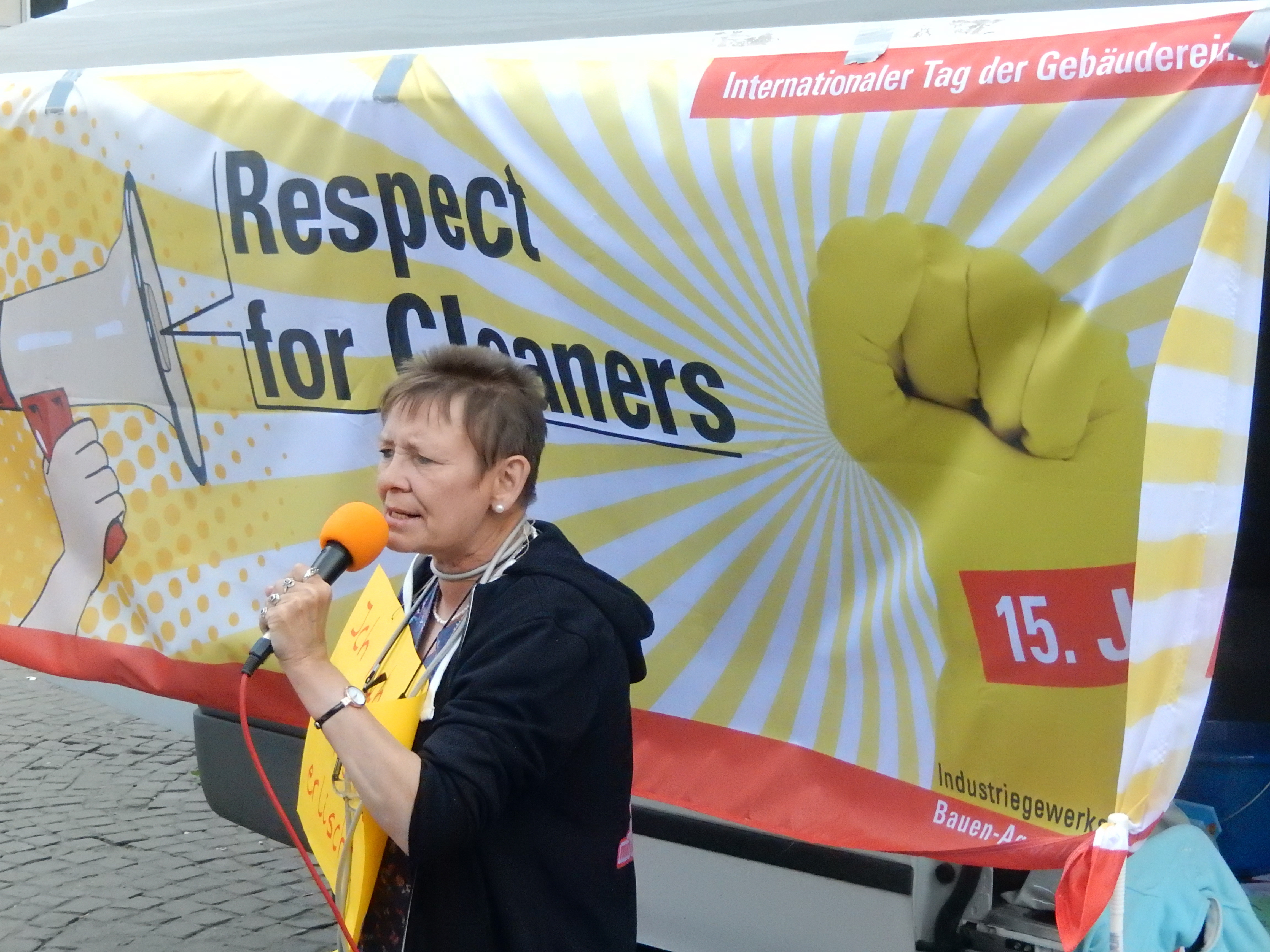 Petra Vogel, die taffe Vorsitzende der Fachgruppe Gebäudereinigung Bochum/Dortmund der Industriegewerkschaft Bauen-Agrar-Umwelt (IG BAU) hielt in Dortmund eine kämpferische Rede bei der Kundgebung der Beschäftigten des Gebäudereinigungshandwerkes am Internationalen Tag der Reinigungskräfte.