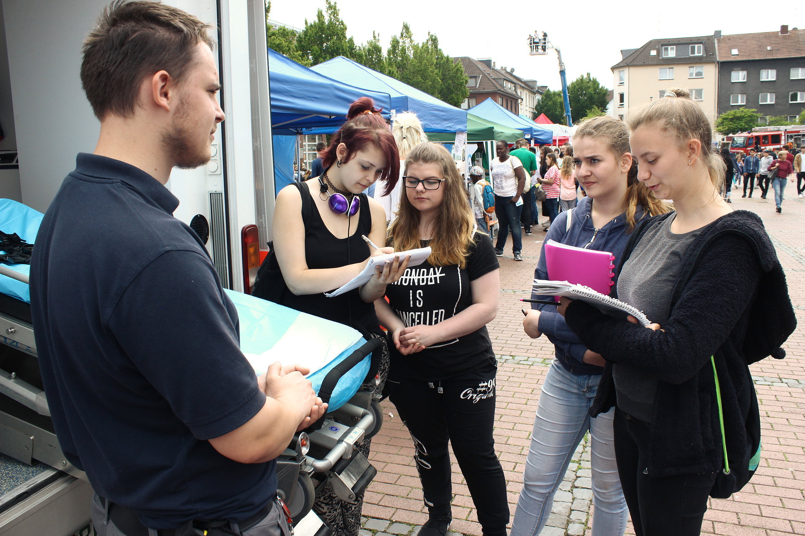 Bummeln auf der Berufsbörse: Rund 1.000 Interessierte kamen am Samstag gucken. Fotos: Müller/JHE