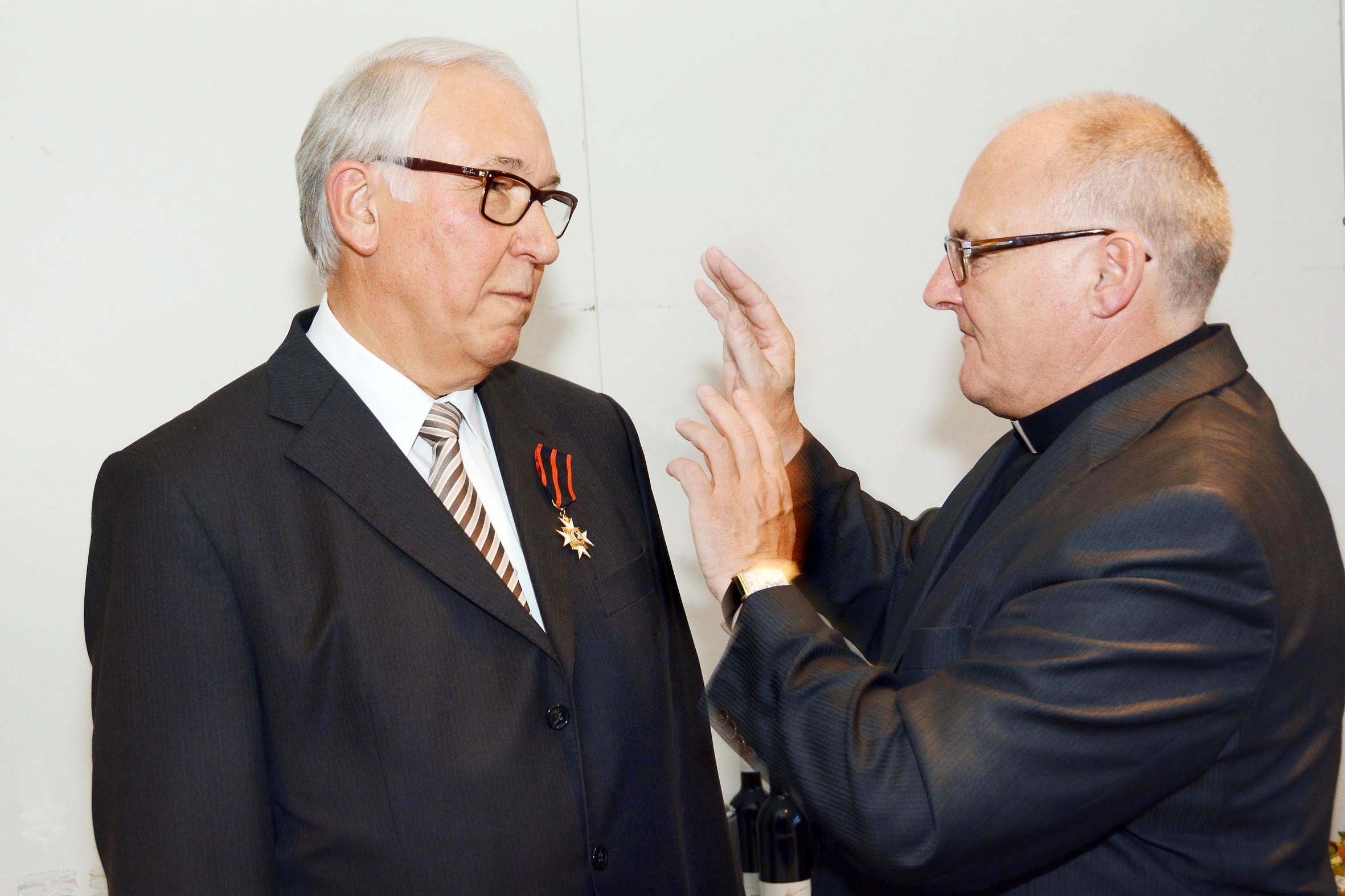 Propst Andreas Coersmeier (r.) überreichte Wolfgang Knaup den Silvesterorden.