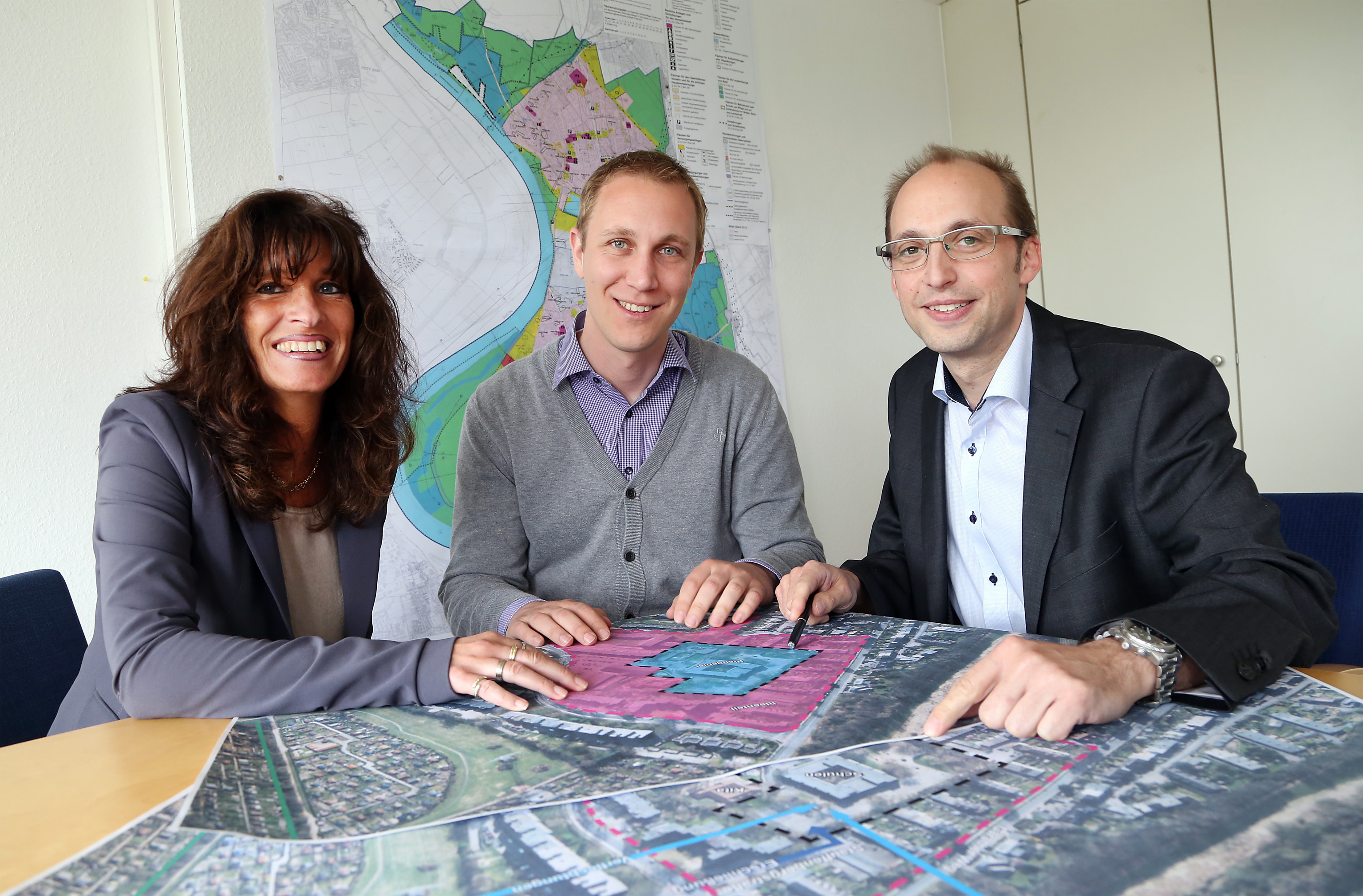 Daniel Zimmermann und die beiden Geschäftsführer der Wohnen GmbH, Sabine Noll und Michael Lobe (rechts), sind schon gespannt auf die weitere Bebauung im Stadtgebiet. Foto: Stefan Köhlen