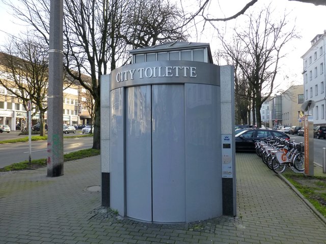 Öffentliche Toiletten wie diese hier sind einfach zu teuer. Nun will sich der Stadtbezirk Brackel das Hörder Projekt "Nette Toilette" zum Vorbild nehmen.