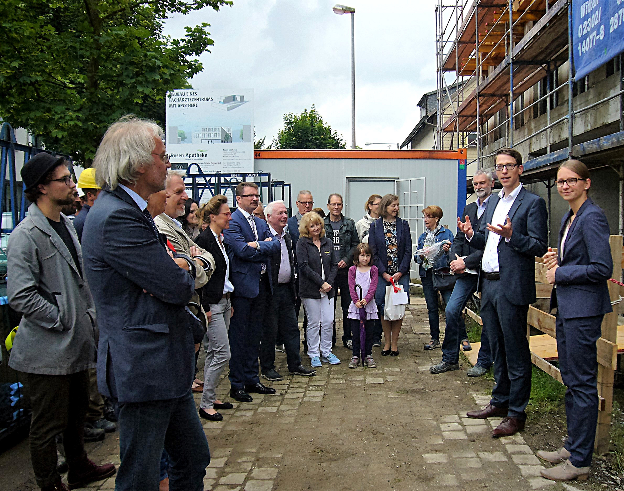 Rechts im Bild Hanne und Michael Mahl, links vorne Beigeordneter Bernd Woldt von der Stadt Sprockhövel, auch zuständig für Planen, Bauen und Wohnen.