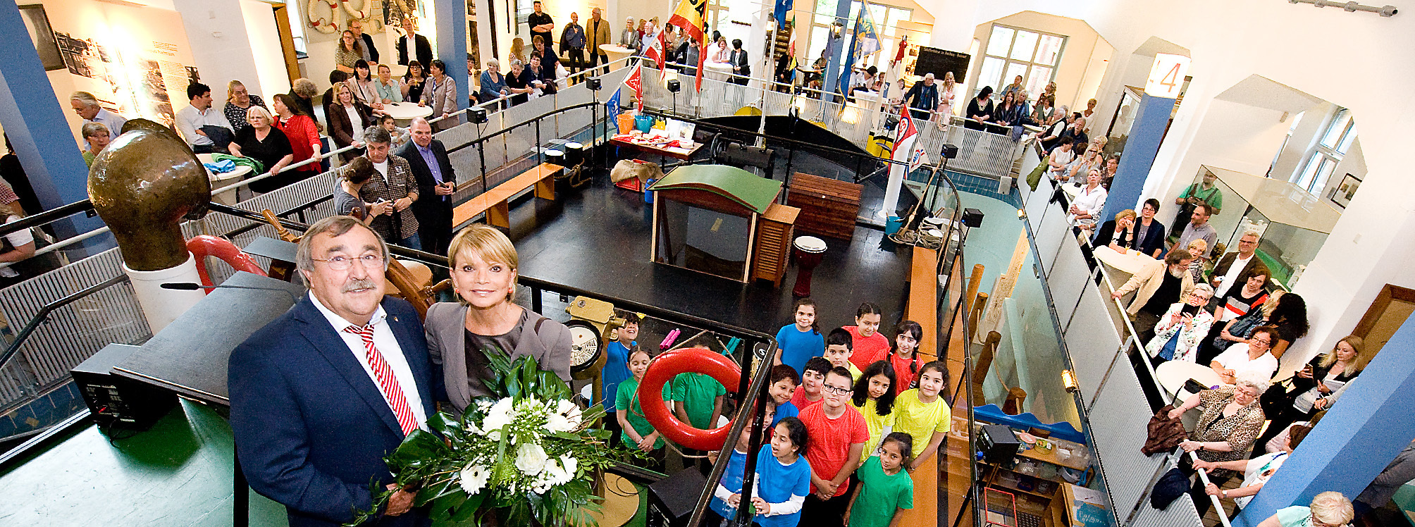 Im Museum der Deutschen Binnenschifffahrt in Duisburg-Ruhrort bedankte sich Uschi Glas, hier mit Bürgermeister Manfred Osenger, bei den ehrenamtlichen Helfern ihres Vereins brotZeit e.V..