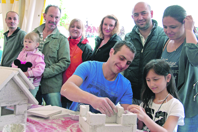 Einmal Handwerker sein - dieser Wunsch geht für die Kleinen auf dem Kinder- und Familienfest in Erfüllung.