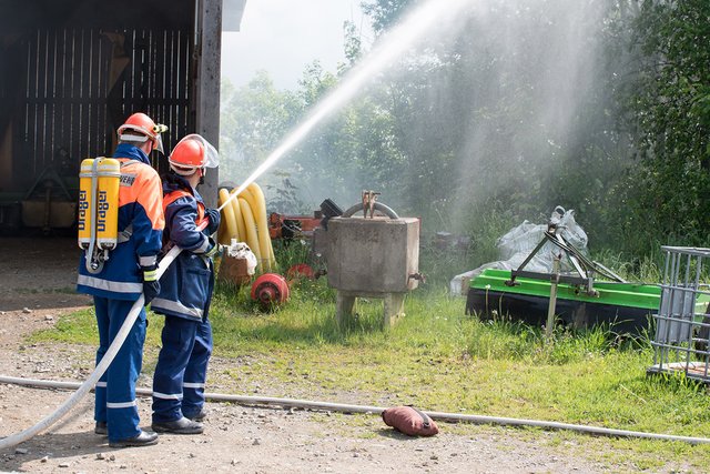 Eine "brennende Scheune" wurde im Außenangriff gelöscht. Für die Löschwasserversorgung musste eine 500 Meter lange Schlauchleitung von einem Teich bis zur Einsatzstelle verlegt werden.