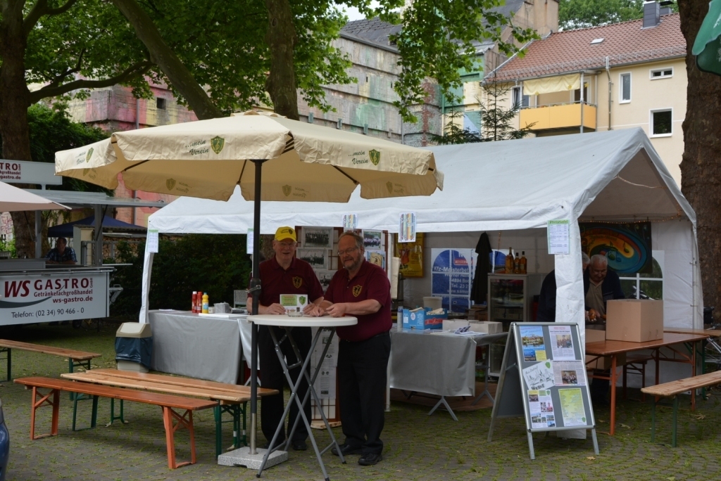 Der Info-Ess-Stand steht und wird vom Vorstand bewacht